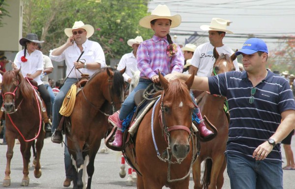 Desfile de caballos pura sangre entretienen a sampedranos