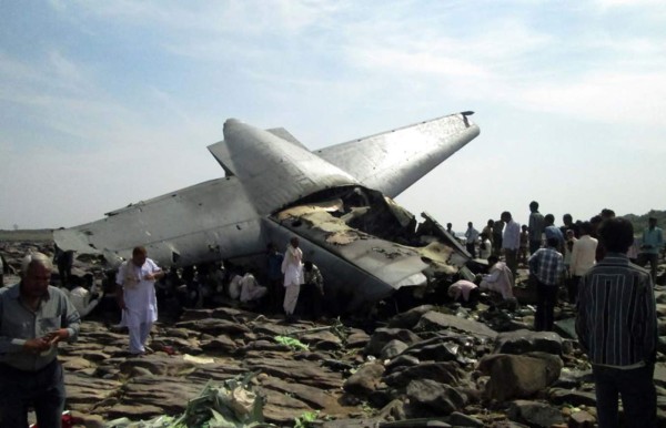 Fallecen los cincos ocupantes al estrellarse un avión militar en la India