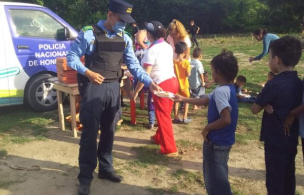 Policía lleva alegría a niños en San Pedro Sula