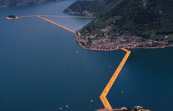 Al norte de Italia está este montaje del artista conceptual Christo sobre el agua del lago Iseo.