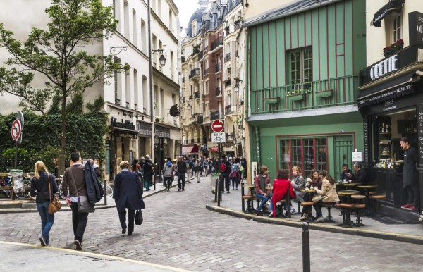 París se engalana para recuperar su turismo