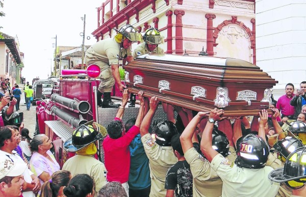 Con aplausos despiden a bombero fallecido en Ocotepeque