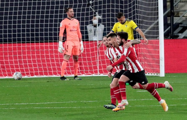 El centrocampista del Athletic Club Unai López (d) celebra con sus compañeros tras anotar el segundo gol de su equipo ante el Cádiz en el estadio Ramón de Carranza. EFE/Román Ríos