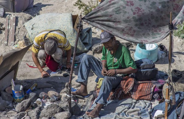 Migrantes deportados viven en canal de aguas negras en Tijuana 