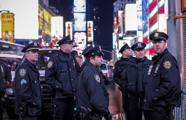 Un policía de Nueva York fue grabado golpeando a un niño afroamericano