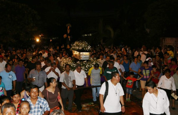 Sampedranos muestran su fe en procesión del Santo Entierro