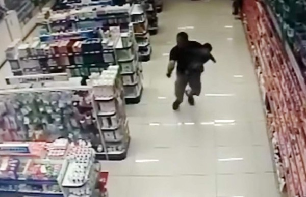 Video: Policía abate a ladrones con su hijo en brazos