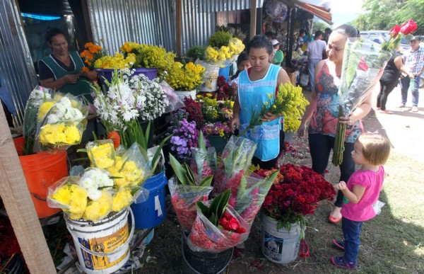 Hondureños acuden masivamente a los cementerios a recordar a muertos