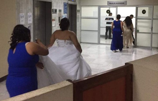 Sorprende a su novio tras dejarla plantada en el altar