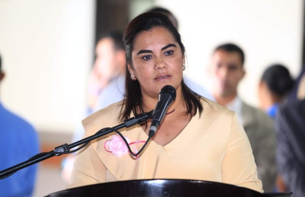 Rosa Elena de Lobo se someterá a investigación, dice su abogado