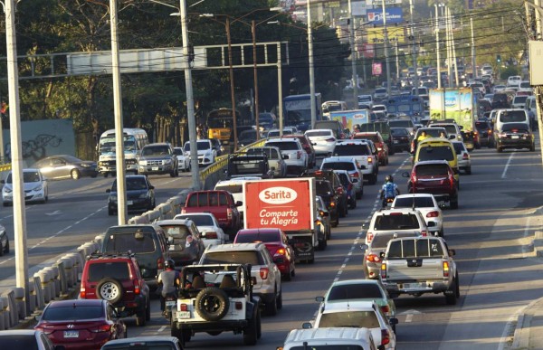 Más de medio millón de carros colapsan calles de San Pedro Sula