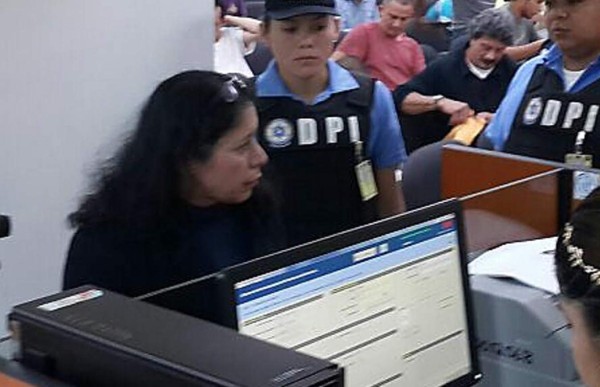 Deportan de EUA a hondureña acusada de matar a su madrastra