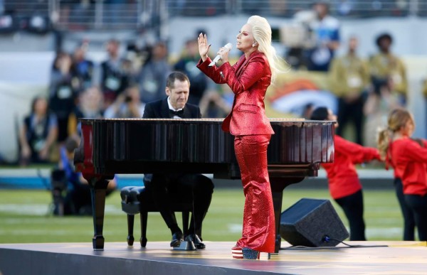 Lady Gaga conquista con su voz en el Super Bowl