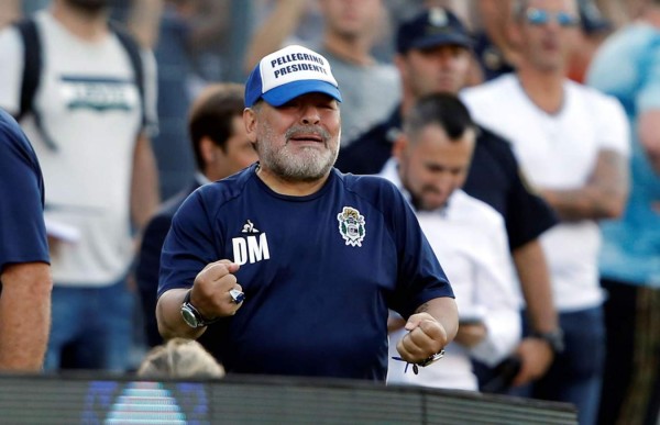 Video viral: La terrible caída de Diego Maradona en triunfo de Gimnasia