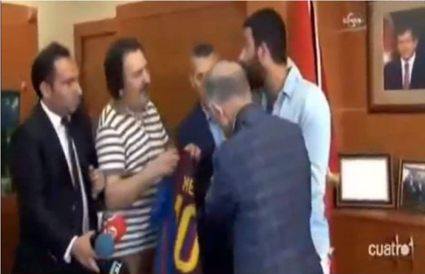 VIDEO: Arda Turan se negó a firmar camiseta de Messi