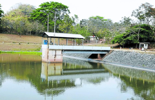 Empresa Portable Hydro Power defiende proyecto en represa El Níspero