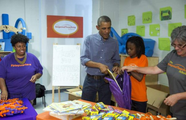 Obama visita de sorpresa una escuela donde esperaban a Beyonce
