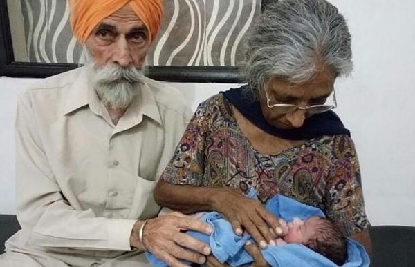 Daljinder Kaur, de 70 años, y su marido, de 79, con su primer hijo en brazos. AFP