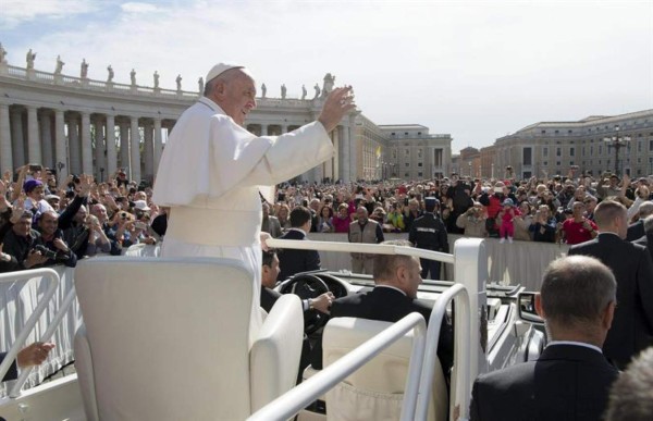 El Papa defiende su reforma, con 'violencia buena', de los medios vaticanos