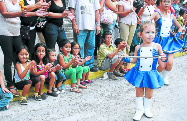 Las palillonas, las reinas de los desfiles patrios en Honduras