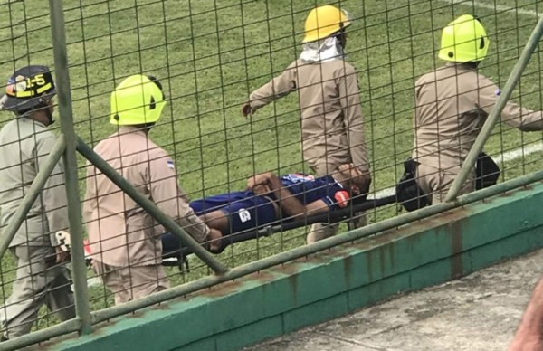 VIDEO: Eddie Hernández al hospital tras un cabezazo con Caue Fernandes