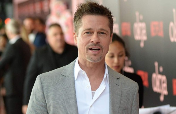 Así se burló la supuesta novia de Brad Pitt de los paparazzi