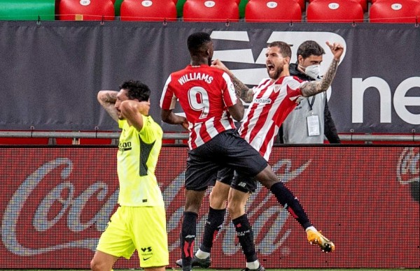 GRAF2305. BILBAO, 25/04/2021.- El defensa del Athletic Club Íñigo Martínez (d) celebra con Iñaki Williams (c) tras marcar el segundo gol ante el Atlético de Madrid, durante el partido de Liga en Primera División disputado este domingo en el estadio de San Mamés, en Bilbao. EFE/Javier Zorrilla