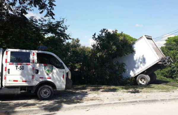 Camión queda a punto de caer en bordo en San Pedro Sula