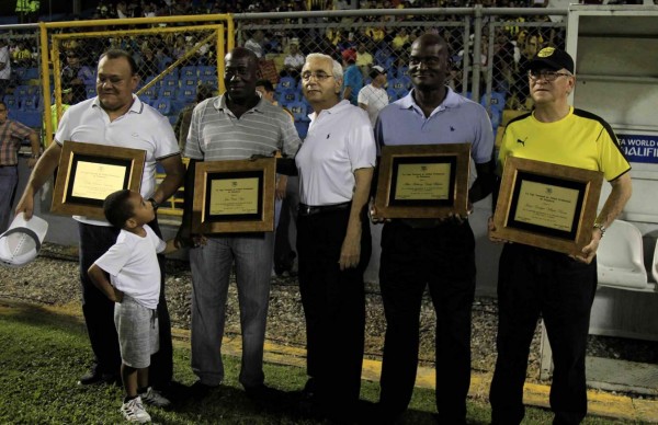 Liga Nacional rinde homenaje a leyendas hondureñas del Mundial España-82