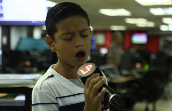Niño de 12 años les gana en canto hasta a sus padres