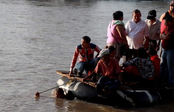 Militares mexicanos cierran el paso a migrantes en el río Suchiate