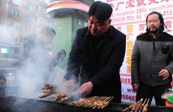 Un doble chino de Kim Jong-un vende pinchos en las calles de Shenyang