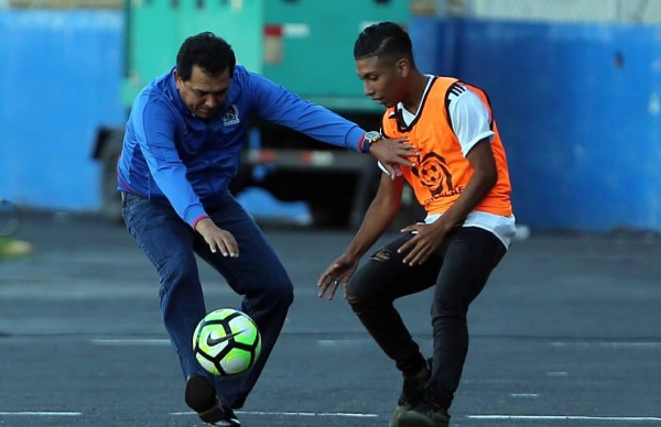 Aficionados de Olimpia piden salida de Nahún Espinoza en el Nacional