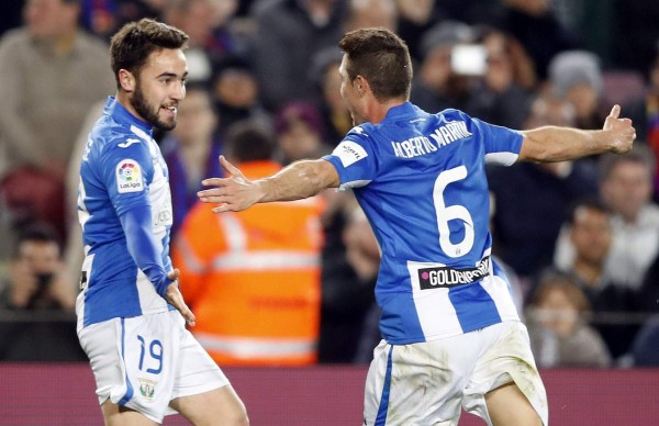 GRA477. BARCELONA, 19/02/2017.- Los jugadores del CD Leganés, Unai López (I) y Alberto Martín-Romo, celebran el primer gol del equipo madrileño, durante el encuentro correspondiente a la jornada 23 de primera división, que disputan esta noche frente al FC Barcelona en el estadio del Camp Nou, en Barcelona. EFE/Alberto Estévez.