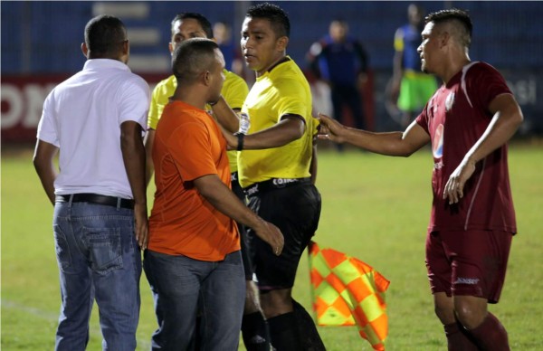 Video: Asistente del Villanueva escupe en el rostro a árbitro