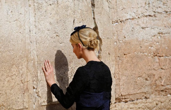Ivanka Trump, the daughter of US President Donald Trump visits the Western Wall, the holiest site where Jews can pray, in Jerusalems Old City on May 22, 2017. / AFP PHOTO / POOL / RONEN ZVULUN