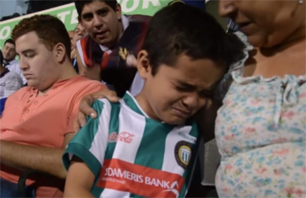 Niño paraguayo quiebra en llanto tras derrota de su equipo