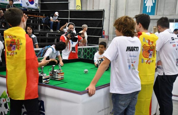 Robots juegan al fútbol y luchan por el medio ambiente en Olimpiada Mundial