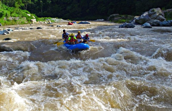 Rafting, descarga de adrenalina en el Río Cangrejal