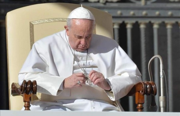 Papa Francisco pide a los jóvenes no banalizar el amor