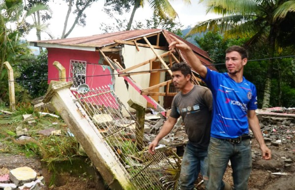 Deslizamientos de tierra amenazan a decenas de casas en Santa Cruz de Yojoa