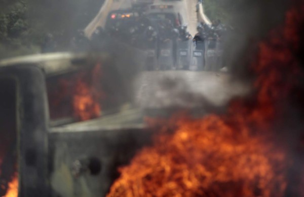 México: Maestros incendian sedes de partidos en Chiapas