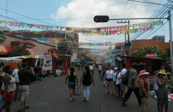 Color, música y bellas mujeres en el desfile de carrozas de La Ceiba