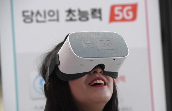 In a picture taken on April 2, 2019, an employee demonstrates 5G services on a VR device during a press conference of South Korean telecom operator KT in Seoul. - South Korea launches the worlds first fully-fledged 5G mobile networks on April 5, a transformational leap that already has superpowers sparring for control of an innovation expected to dominate the day-to-day lives of billions of people. (Photo by JUNG Yeon-Je / AFP)