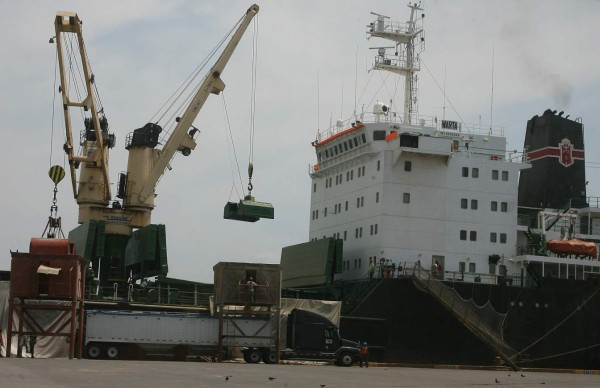 Combustible y grava causan atrasos en terminal granelera