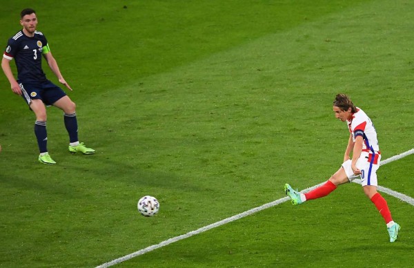 Glasgow (United Kingdom), 22/06/2021.- Luka Modric (R) of Croatia scores his team's second goal during the UEFA EURO 2020 group D preliminary round soccer match between Croatia and Scotland in Glasgow, Britain, 22 June 2021. (Croacia, Reino Unido) EFE/EPA/Andy Buchanan / POOL (RESTRICTIONS: For editorial news reporting purposes only. Images must appear as still images and must not emulate match action video footage. Photographs published in online publications shall have an interval of at least 20 seconds between the posting.)