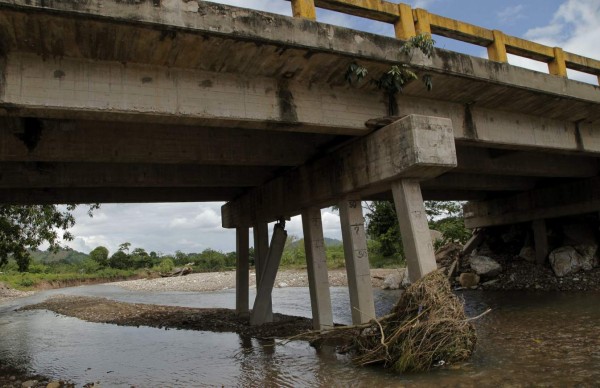 A punto de colapsar puente dañado por lluvias en Colón