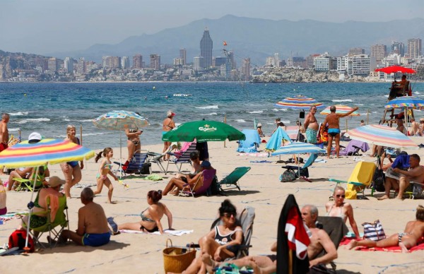 Playas llenas y reencuentros familiares en la vuelta a la movilidad en España  