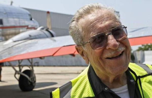 Mecánico de aviones de 91 años alcanza récord mundial por longeva carrera