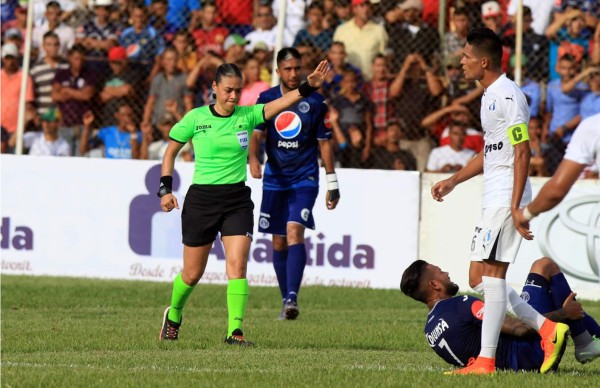 Video: Melissa Pastrana tuvo aceptable arbitraje en su debut en Liga Nacional